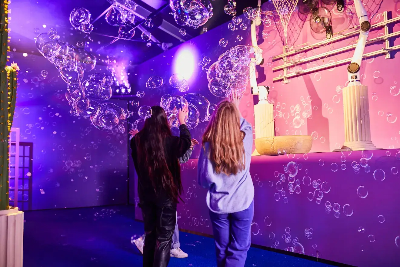bubble-planet-toronto-an-immersive-experience